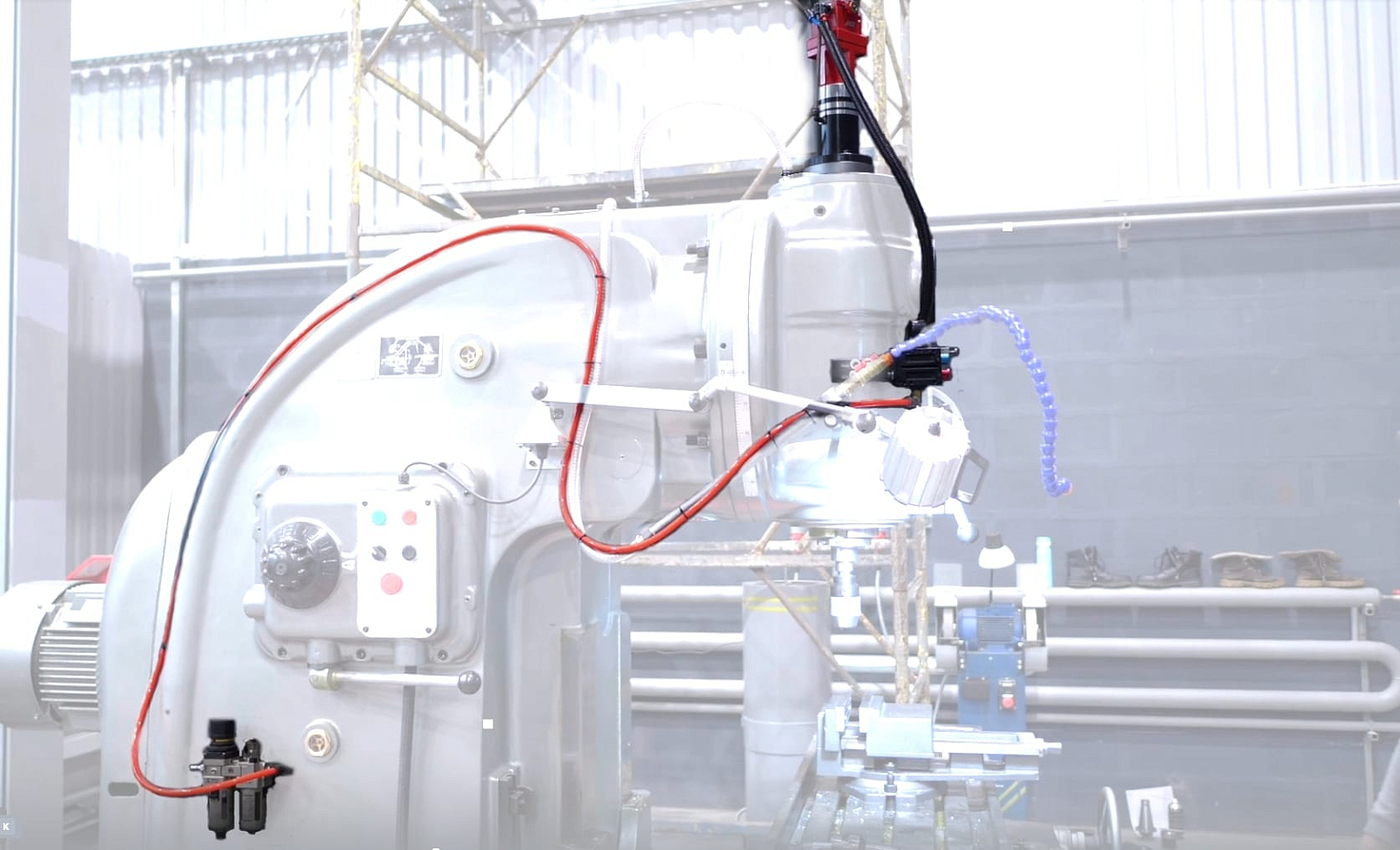 Пневматическая зажимная тяга для ISO40